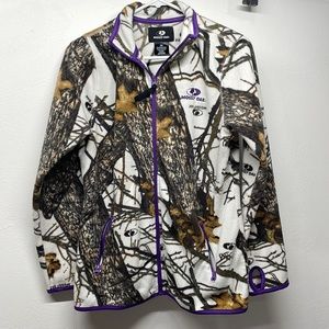 Mossy oak winter camo with zipper pockets